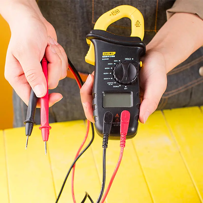 Digital Clamp Meter With Auto-Ranging Function 1