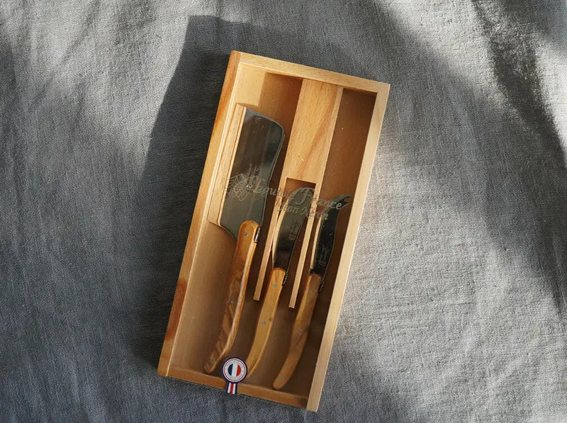 Kiss That Frog Olivewood Cheese Cutting Set With Spreaders 1