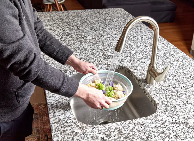 Tovolo Medium Collapsible Microwave Food Cover – Charcoal 1